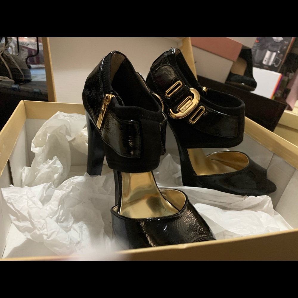 New Beautiful black platform Michael Kors size 6.5